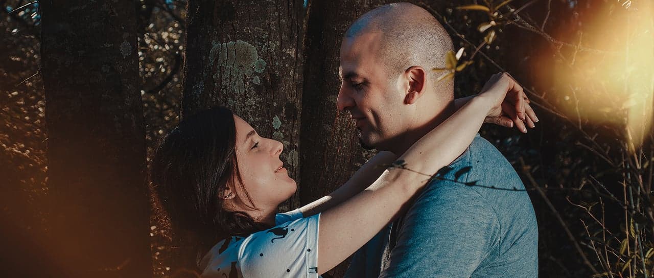 un hombre y una mujer abrazados